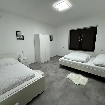 120qm Geraeumige & Balkon & Parkplatz Apartment