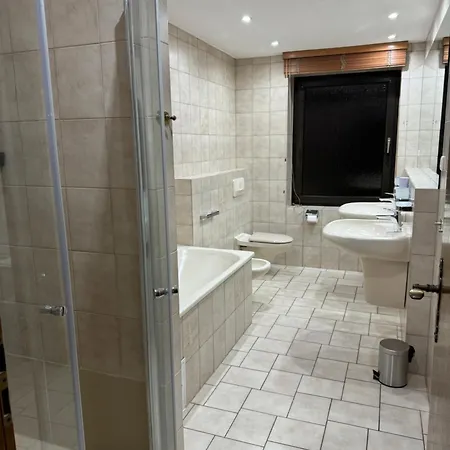 아파트 120qm Geraeumige & Balkon & Parkplatz *