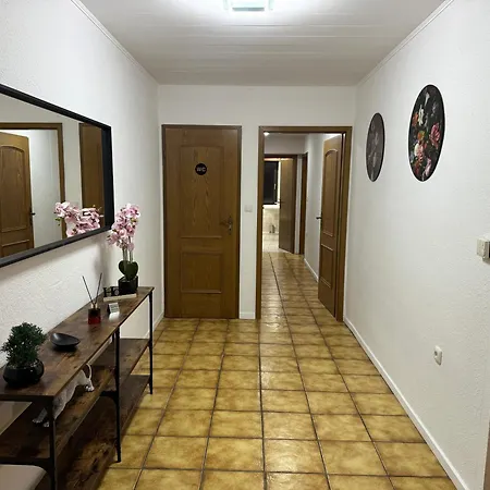 120qm Geraeumige & Balkon & Parkplatz Apartmán