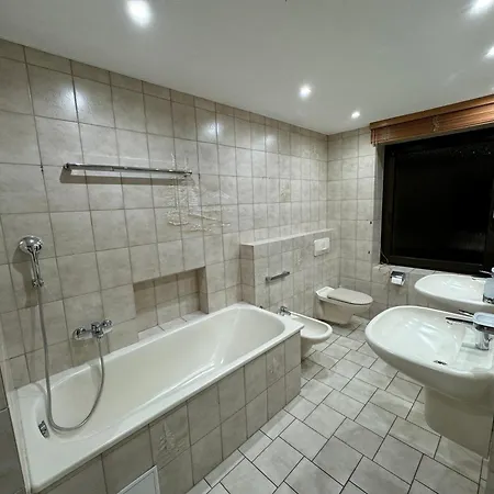 120qm Geraeumige & Balkon & Parkplatz 에센