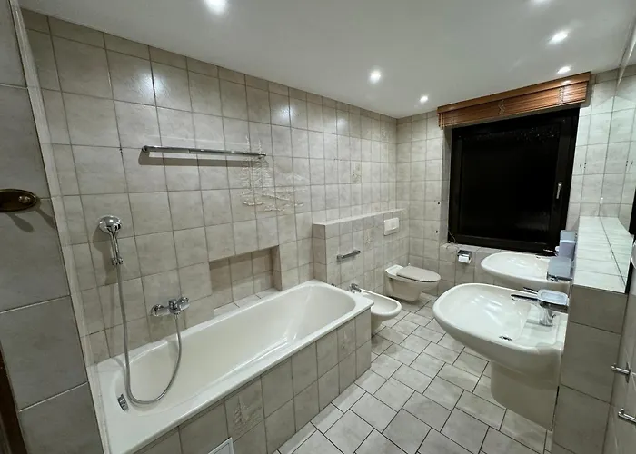 120qm Geraeumige & Balkon & Parkplatz Эссен